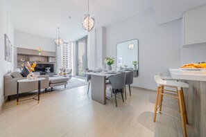 Luxury Apartment, 2 Bedrooms, Non Smoking, Marina View | Living area