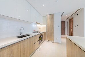 Apartamento superluxo, 2 quartos, para não fumantes, vista para a marina | Cozinha privada | Geladeira grande, micro-ondas, fogão, cooktop