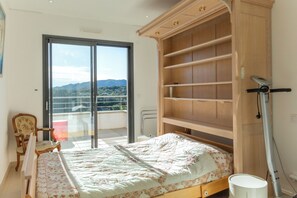 4 chambres, fer et planche à repasser, accès au Wi-Fi (inclus)