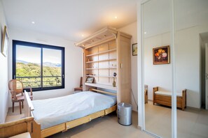 4 bedrooms, iron/ironing board, free WiFi, bed sheets