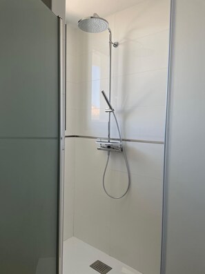 SĂšche-cheveux, serviettes fournies, papier toilette