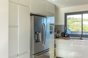 Refrigerador, microondas, horno, placa de cocina