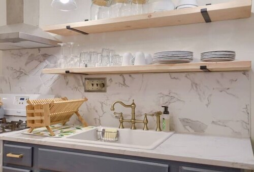 Historic charm: art-filled apartmnt centrally located in historic Lancaster city