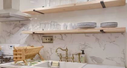 Historic charm: art-filled apartmnt centrally located in historic Lancaster city