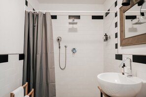 Chuveiro, secador de cabelo, bidê, toalhas de banho