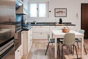 Frigorifero, forno, piano cottura, lavastoviglie