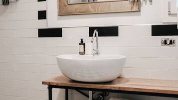 Doccia, asciugacapelli, bidet, asciugamani