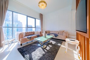 Departamento Premium, 1 habitación, para no fumadores, vista a la ciudad | Área de sala de estar | Smart TV de 49 pulgadas con canales por cable y televisión 