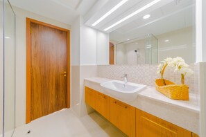 Premium Apartment, 1 Bedroom, Non Smoking, City View | Bathroom | Combined shower/bathtub, deep-soaking bathtub, rainfall showerhead - Eden's Dubai - Bellevue  (Dubai)