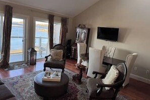 TV, books - Oceanfront Luxury Magical Views Sunset and Sunrise (Western Shore)