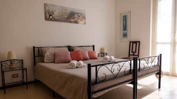 2 Schlafzimmer, BĂŒgeleisen/BĂŒgelbrett, WLAN, BettwĂ€sche