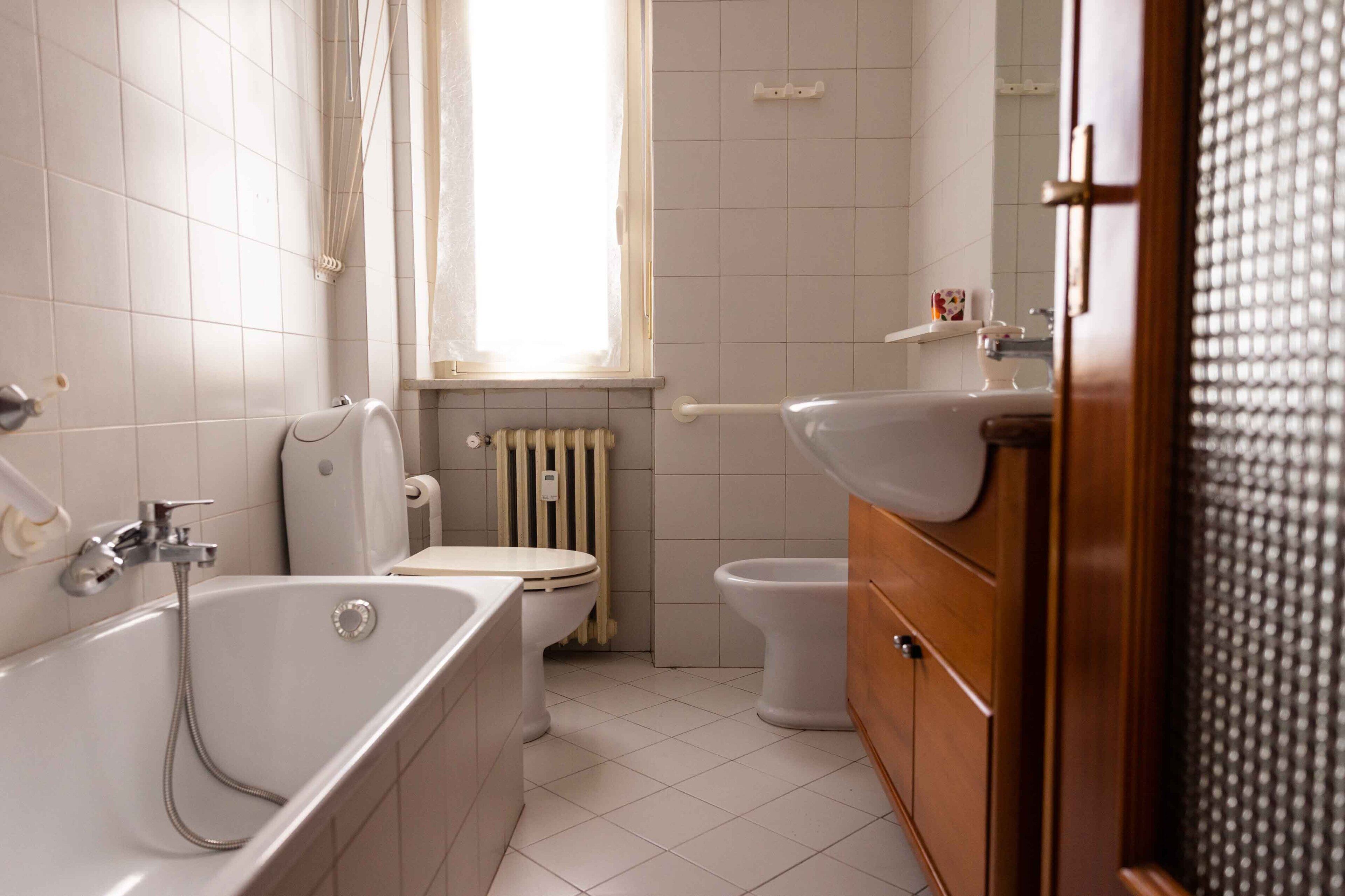 Asciugacapelli, bidet, asciugamani, sapone