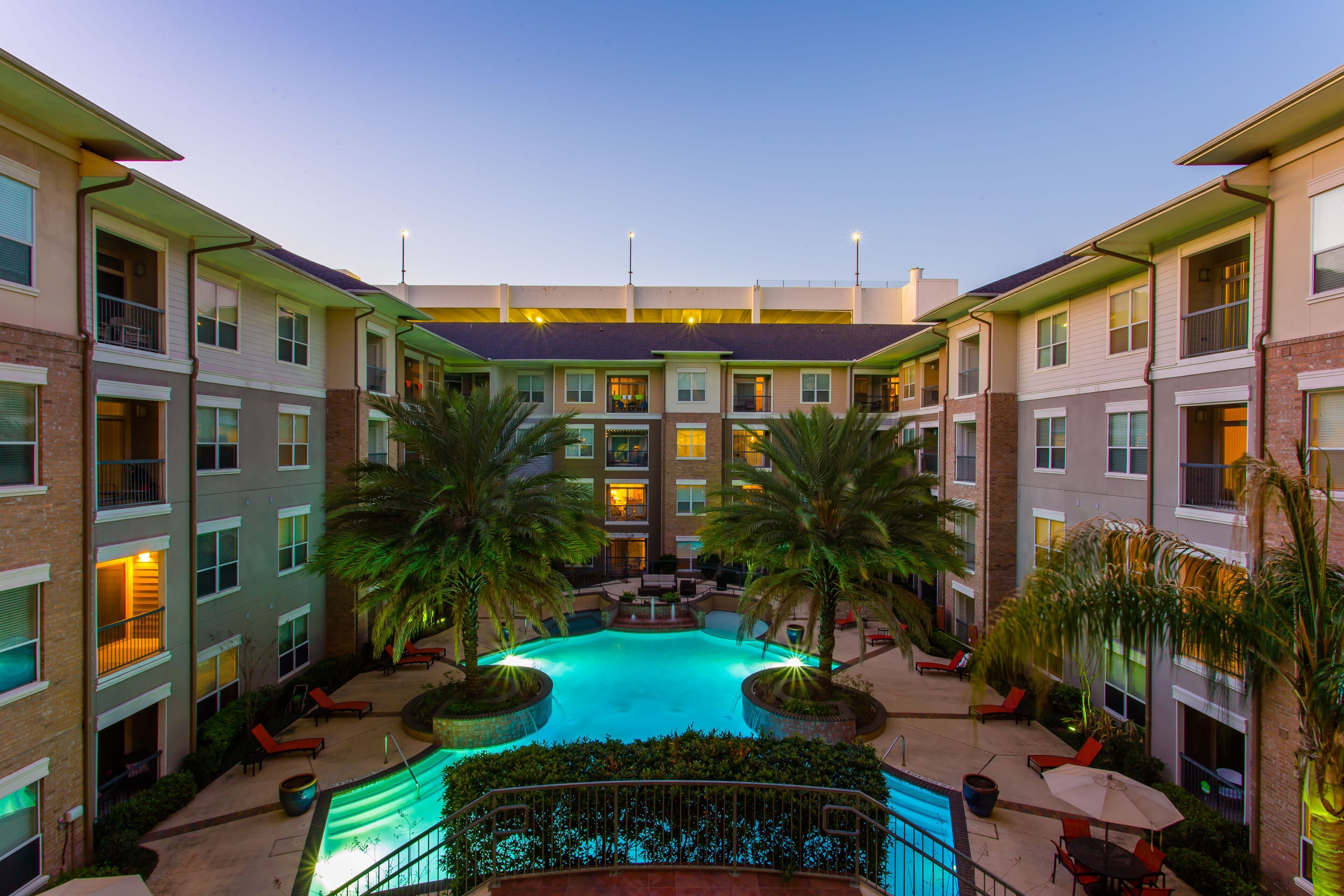 The Amir Poolside View - Luxe Pool, Jacuzzi & Gym