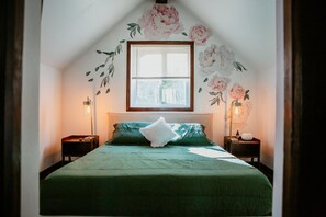 3 bedrooms, desk, iron/ironing board, travel cot - Secluded 3BR Cabin w/Hot Tub and Firepit (Kawartha Lakes)