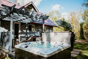 Terrace/patio - Secluded 3BR Cabin w/Hot Tub and Firepit (Kawartha Lakes)