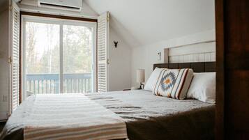 3 bedrooms, desk, iron/ironing board, travel crib