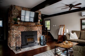 Smart TV, fireplace, video games, DVD player - Secluded 3BR Cabin w/Hot Tub and Firepit (Kawartha Lakes)