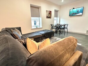 TV - York Street Central Pier Beach 1Bed Apartment 2 (Blackpool)