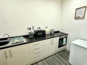 Fridge, microwave, stovetop, cookware/dishes/utensils - York Street Central Pier Beach 1Bed Apartment 2 (Blackpool)