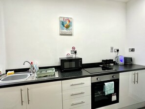 Fridge, oven, spices - York Street Central Pier Beach 1Bed Apartment 3 (Blackpool)