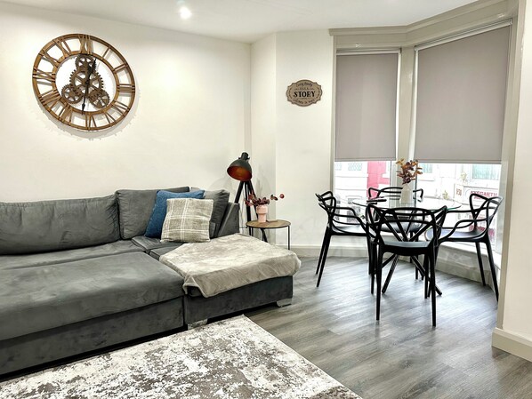 TV - York Street Central Pier Beach 1Bed Apartment 3 (Blackpool)