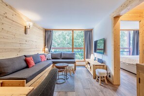 Een smart-tv, boeken en een muziekbibliotheek