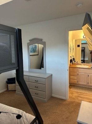 2 habitaciones, tabla de planchar con plancha, wifi y ropa de cama 