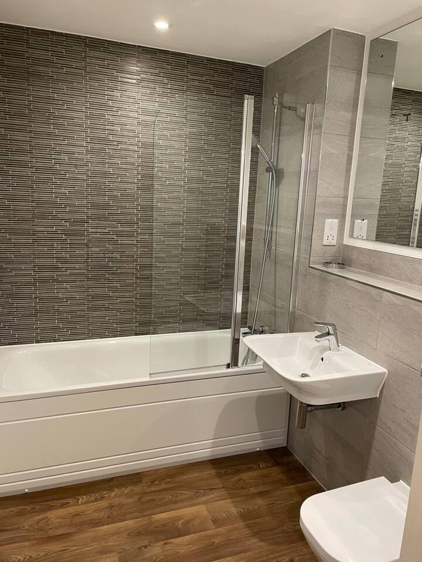Apartment | Bathroom | Combined shower/bathtub, deep-soaking bathtub, towels