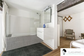 Secadora de cabello, toallas, jabón, papel de baño 
