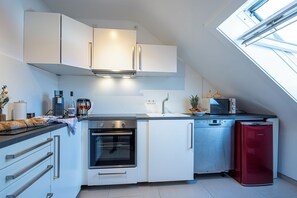 Fridge, microwave, oven, stovetop - Bright & quiet, 200m to the subway (Ahrensburg)