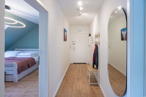 1 chambre, bureau, fer et planche Ă repasser, lit parapluie