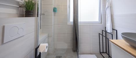 Dusche, Haartrockner, HandtĂŒcher, Seife