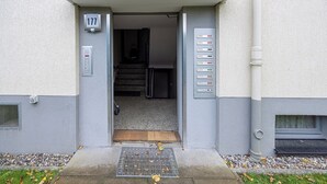 A building entrance with a number 177 sign, a mail slot, and a mail slot with a red light. - Bright & quiet, 200m to the subway (Ahrensburg)
