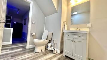 Douche, séchoir à cheveux, serviettes fournies, papier de toilette