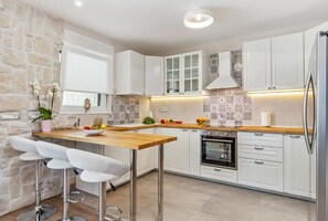 Kjøleskap, ovn, kokeplater og oppvaskmaskin