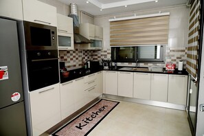 Kjøleskap, mikrobølgeovn, ovn og kokeplater