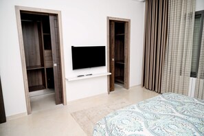 2 bedrooms, in-room safe, iron/ironing board, free WiFi