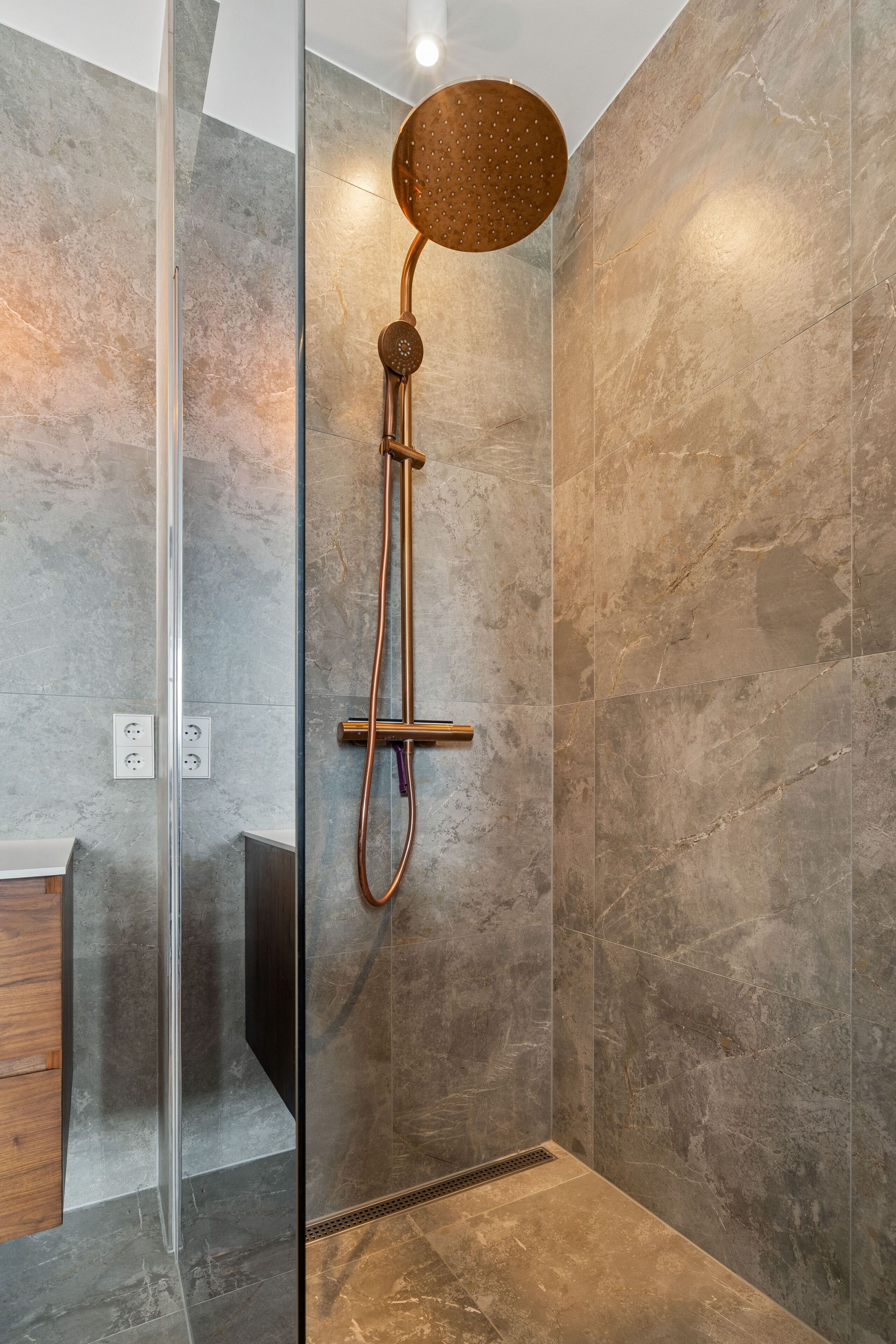 Apartment | Bathroom | Shower, free toiletries, hair dryer, towels