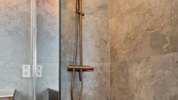 Apartment | Bathroom | Shower, free toiletries, hair dryer, towels