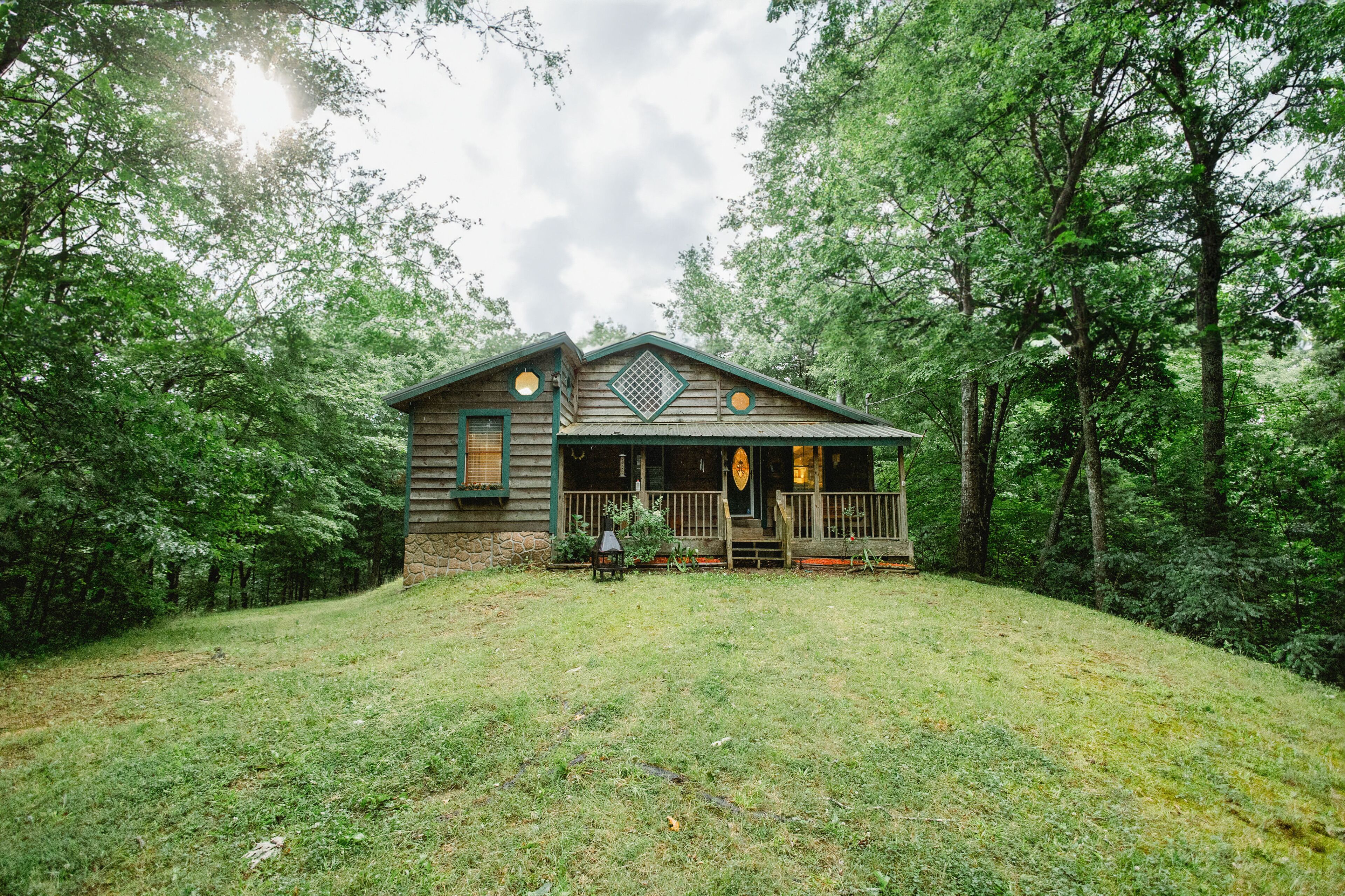 Cozy secluded cabin in Cohutta Wilderness, with hot tub, great hiking trails