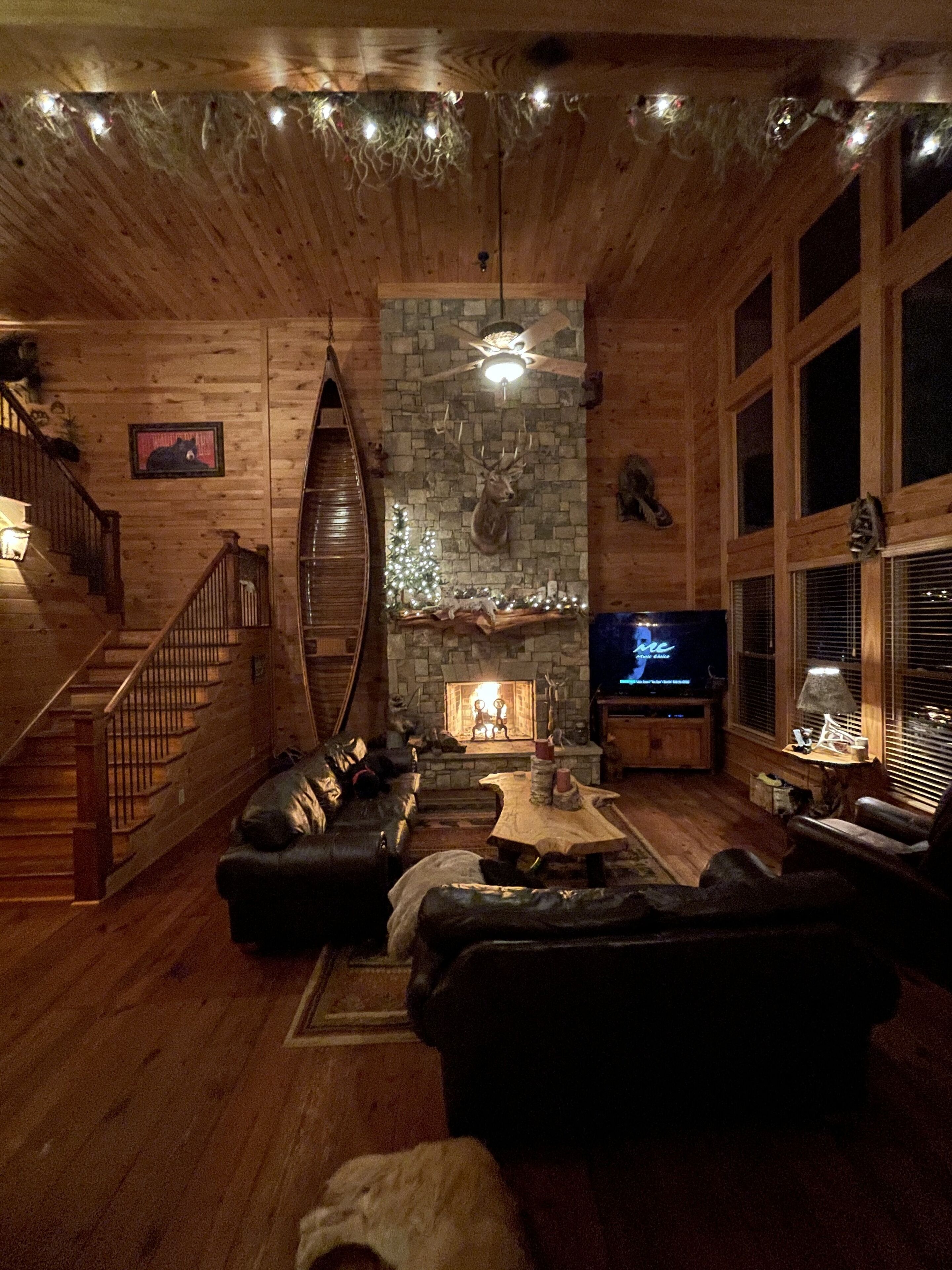 Rustic Retreat on Lake Lanier. 10 Minutes from Gainesville, Georgia.