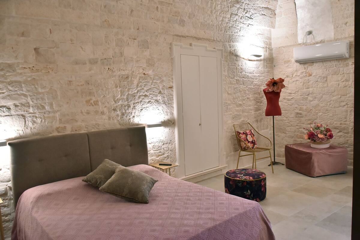 1 bedroom, Egyptian cotton sheets, premium bedding, desk