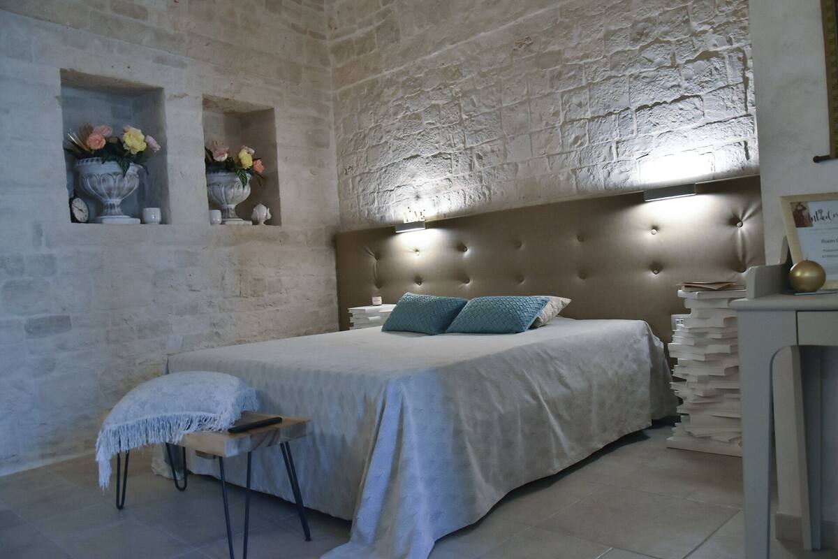 1 bedroom, Egyptian cotton sheets, premium bedding, desk