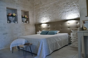 1 bedroom, Egyptian cotton sheets, premium bedding, desk