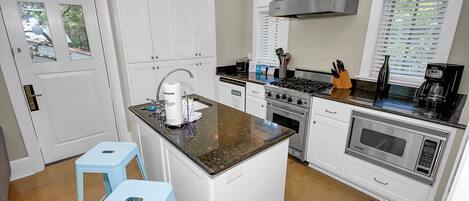 Huis, 1 queensize bed met slaapbank, keuken, uitzicht op zee | Privékeuken | Een koelkast, een microgolfoven, een oven, een kookplaat