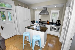 Maison, 1 grand lit et 1 canapé-lit, cuisine, vue océan | Cuisine privée | Réfrigérateur, micro-ondes, four, plaque de cuisson