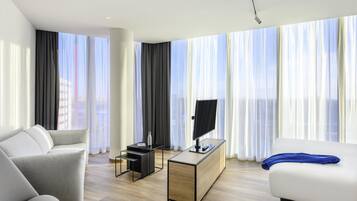 Escritorio, cortinas opacas, sistema de insonorización y wifi gratis