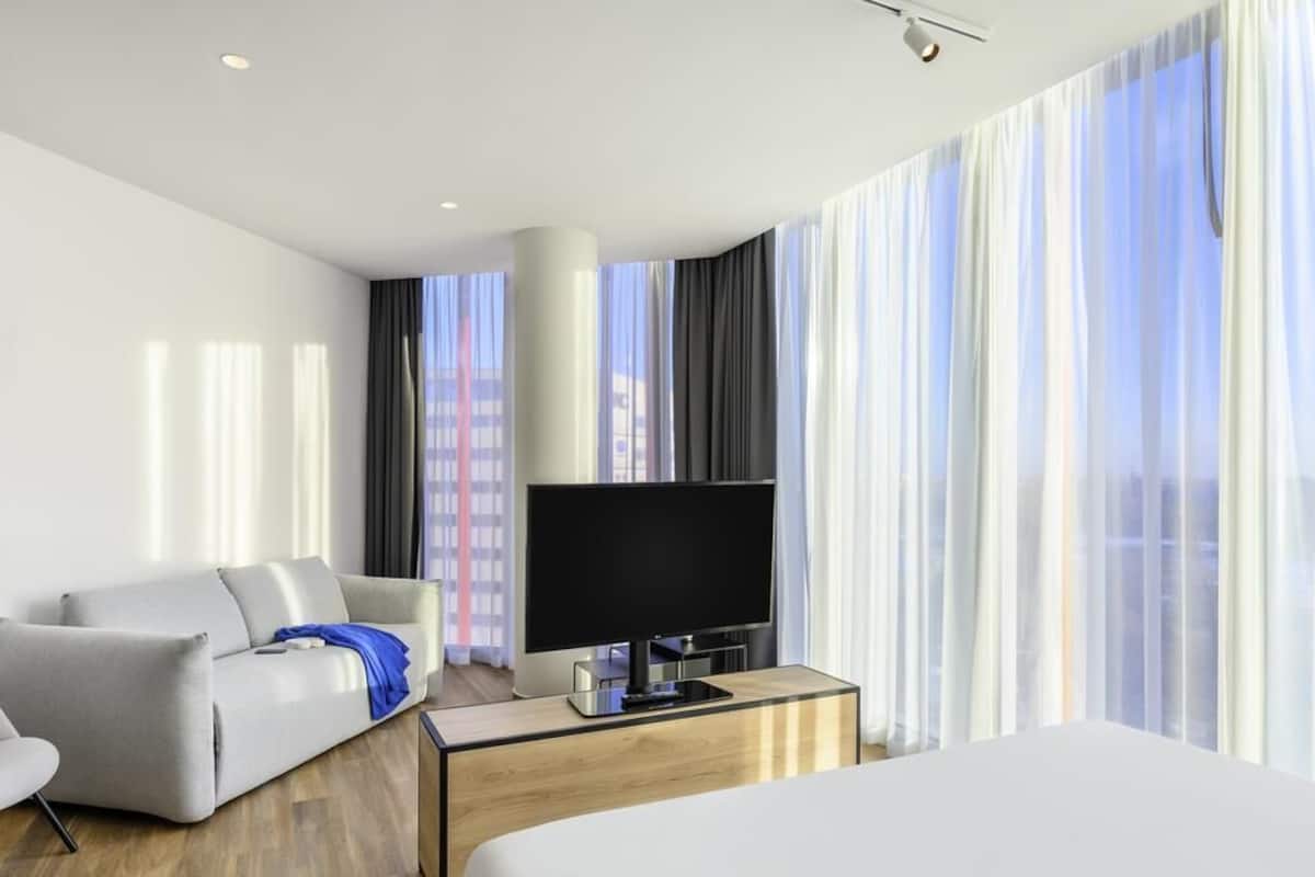 Premium Room, 1 Double Bed | Desk, blackout drapes, soundproofing, free WiFi