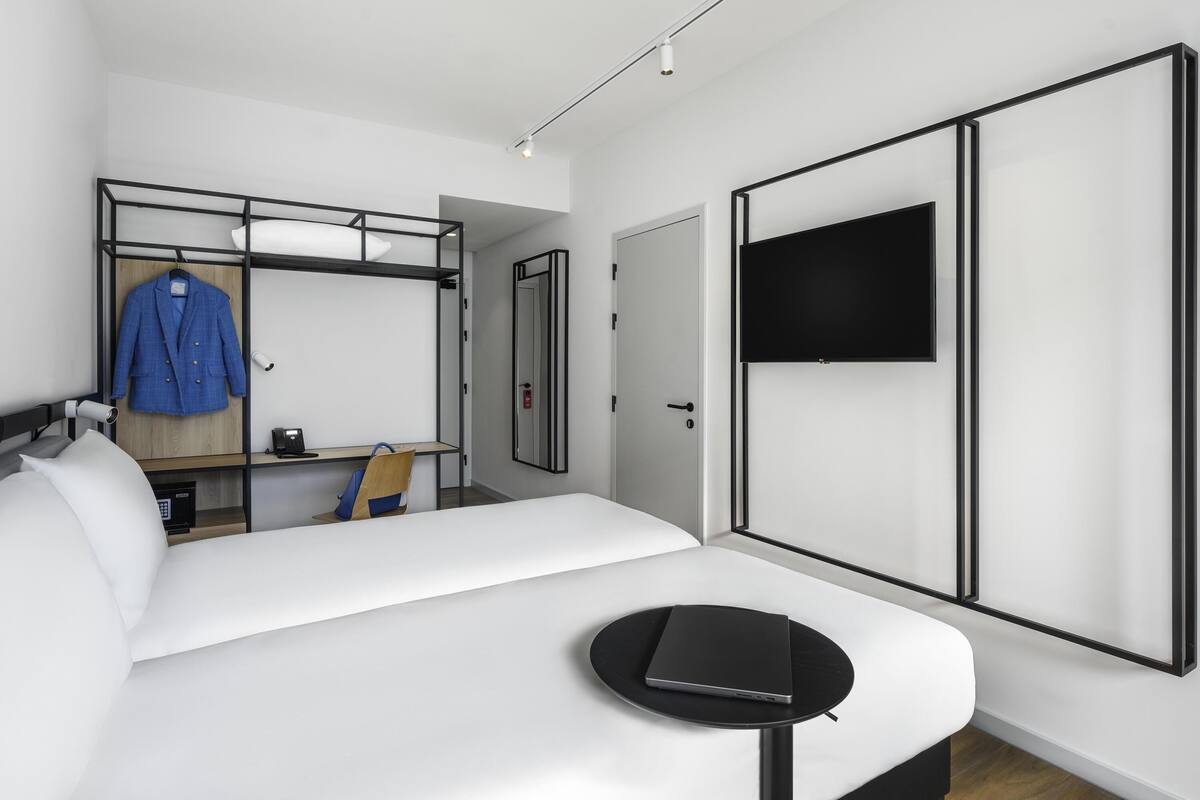 Escritorio, cortinas blackout, sistema de insonorización y wifi gratis 