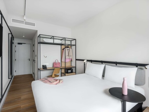 Camera Standard, 1 letto matrimoniale, balcone | Una scrivania, tende oscuranti, insonorizzazione, Wi-Fi gratuito
